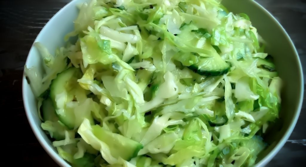 Простой салат из пекинской капусты и свежих огурцов рецепт
